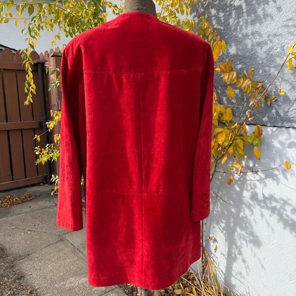 Stunning Vintage 90s Danier red suede coat w/ gold toggles - Picture 2 of 14